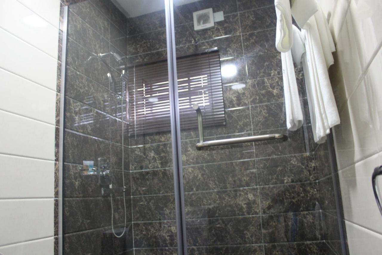 Urban Metro Inn Лаґос Екстер'єр фото